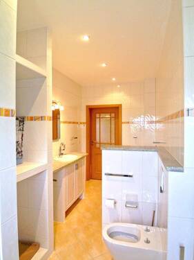 Bad mit Wanne und Dusche - 