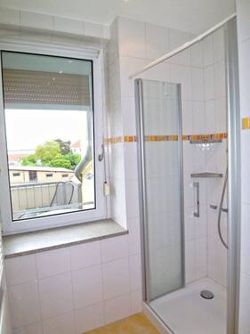 Bad mit Wanne und Dusche - 
