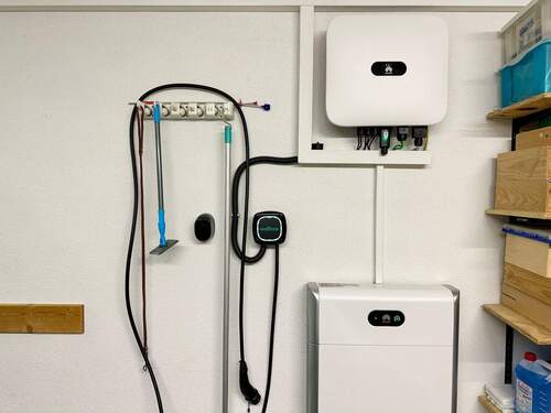 Wallbox und 10 KW Stromspeicher in der Garage - 
