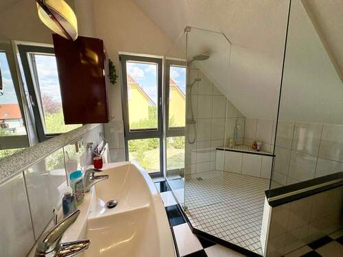 hochwertiges Bad im Obergeschoss - 