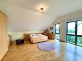 großes Schlafzimmer im Obergeschoss - 