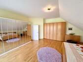 großes Schlafzimmer im Obergeschoss - 