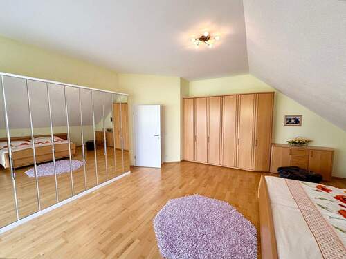 großes Schlafzimmer im Obergeschoss - 