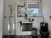 Tageslichtbad mit Dusche im OG i.d. re DHH - 