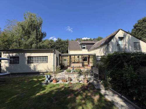 Rückansicht mit Garagen - 9 Zimmer Mehrfamilienhaus, Wohnhaus zum Kaufen in Castrop-Rauxel