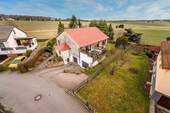 Luftbild aus Richtung Süden - Einfamilienhaus mit 108,70 m&sup2; in Erlau zum Kaufen