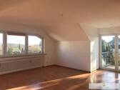 Wohnzimmer zur Dachgeschoss-Wohnung mit Zugang zum Balkon - 
