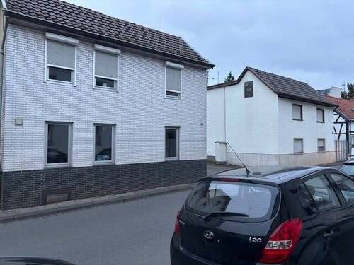 Altbestand 1 + 2 - 2 Wohnhäuser und 13 Garagen auf 1061 m² Grundstück, ideal für den Neubau von Reihenhäuser oder ein Mehrfamilienhaus geeignet