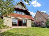 Rückseiten mit Balkon und Terrasse - 5 Zimmer Einfamilienhaus zum Kaufen in Großhansdorf