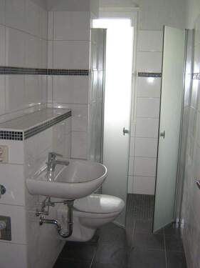 Tageslichtbad mit ebenerdiger Dusche - Altersgerecht Wohnen mit ebenerdiger Dusche und Balkon!