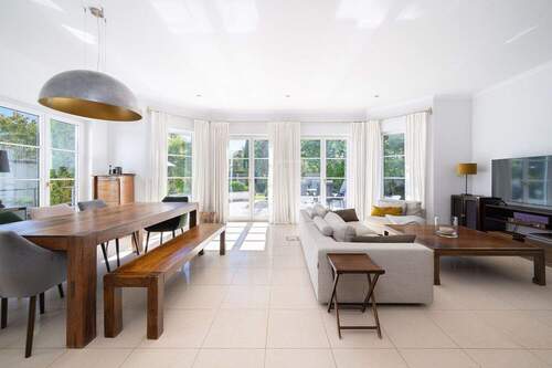 Ess- und Wohnbereich - Einfamilienhaus mit 257,00 m&sup2; in Grünwald zum Kaufen