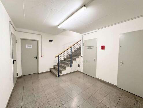 Treppe in den Keller - (KI generiert) - 