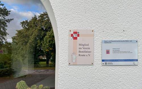 Schilder am Gebäude - 