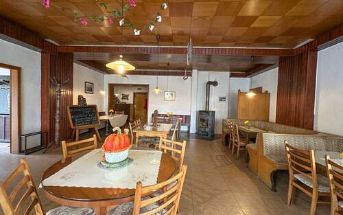 Gaststube mit Kaminofen - Gaststätte, Restaurant, Lokal in Grebenhain zum Kaufen