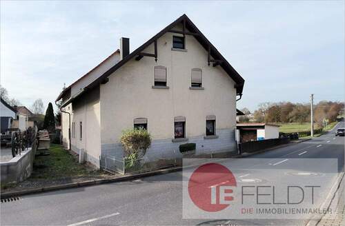 Straßenansicht vom Haus - 8 Zimmer Einfamilienhaus zum Kaufen in Veilsdorf