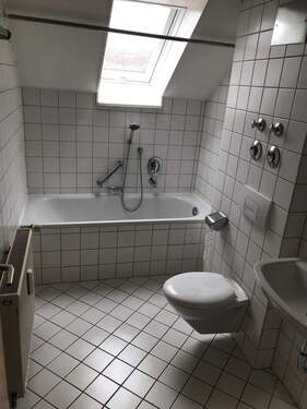 Bad I.jpg - Etagenwohnung mit 75,40 m&sup2; in Esslingen am Neckar zur Miete