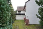 Weg zur Doppel-Garage mit Flachdach und Terrasse - 