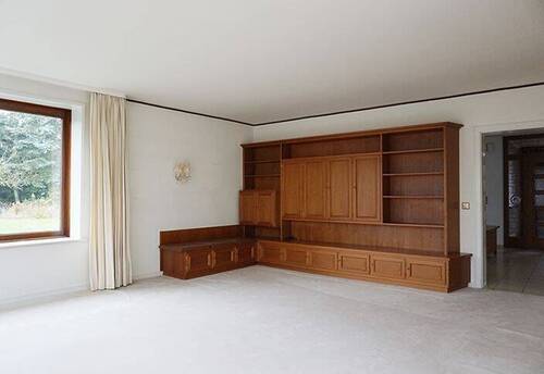 geräumiges Wohnzimmer mit Durchgang zum Korridor - 
