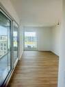 Wohnzimmer - Exklusive 2-Zimmer-Panoramawohnung mit Rundum-Balkon, EBK, TG-Stellplatz - Erstbezug ab 01.12.2025