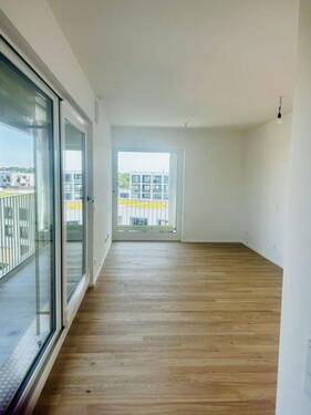 Wohnzimmer - Exklusive 2-Zimmer-Panoramawohnung mit Rundum-Balkon, EBK, TG-Stellplatz - Erstbezug ab 01.12.2025