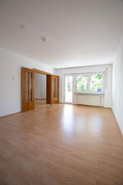 Wohnzimmer - RESERVIERT VON PRIVAT: MODERNE 3,5 ZI. ETW (1.OG), 3 BALKONE, TAGESLICHTBAD
