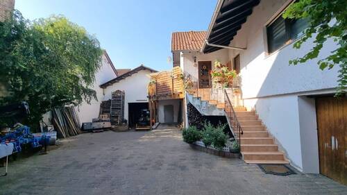 Innenhof - Mehrfamilienhaus, Wohnhaus mit 384,00 m&sup2; in Welgesheim zum Kaufen