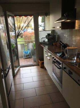 Küche-Blick v. Flur - 2 Zimmer Etagenwohnung in Stuttgart