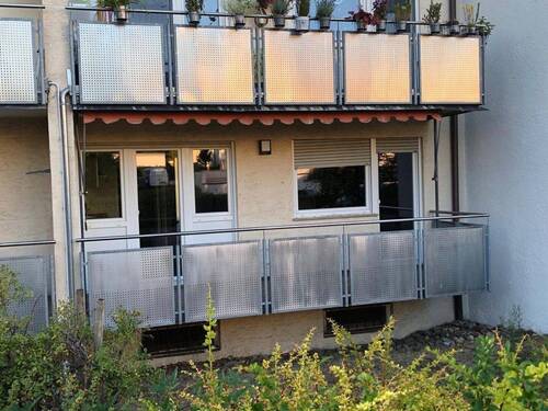 Balkon - Blick von der Straße - 