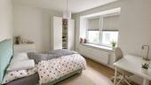 Helles Schlafzimmer mit Fenster - 2 Zimmer Etagenwohnung in Osnabrück