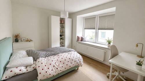 Helles Schlafzimmer mit Fenster - 2 Zimmer Etagenwohnung in Osnabrück