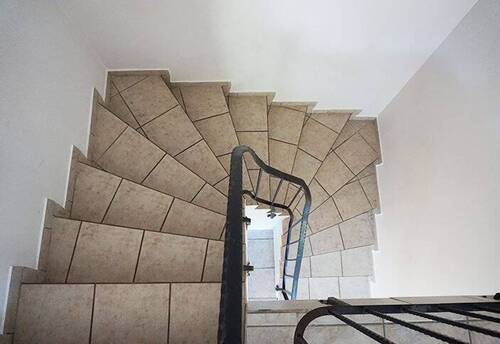 massive Treppe zum Dachgeschoss - 