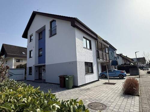 Titel - Traumhaft! 3-Zimmer im 3-Familienhaus mit 2 Balkonen, Garage plus Stellplatz + Keller in toller Lage