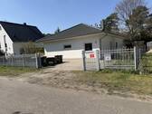 Frontansicht mit Einfahrt - 4 Zimmer Bungalow zum Kaufen in Berlin