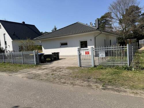 Frontansicht mit Einfahrt - 4 Zimmer Bungalow zum Kaufen in Berlin