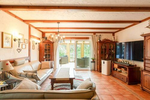 Wohnzimmer im Erdgeschoss - 7 Zimmer Einfamilienhaus in Stahnsdorf