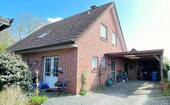 Ansicht mit Carport - 