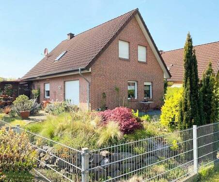 Ansicht vorne - Wohnhaus mit 4 ZKB, pflegeleichten Garten u. Carport...in zentraler Ortslage