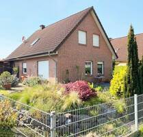 Wohnhaus mit 4 ZKB, pflegeleichten Garten u. Carport...in zentraler Ortslage - Saterland / Strücklingen Strücklingen-Bollingen I