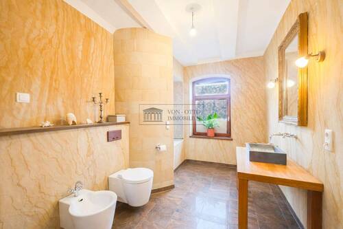 International angehauchtes Badezimmer mit Whirlpool - 