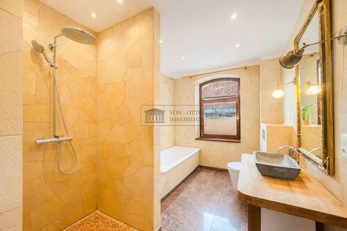 Voll ausgestattetes Badezimmer mit Badewanne und Dusche - 