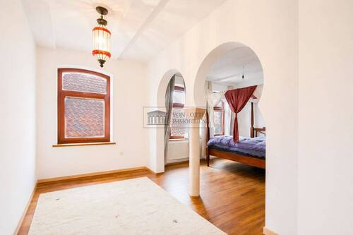 Schlafzimmer mit Ankleidezimmer in besonderem Stil - 