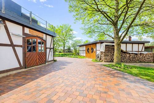 Eingang zum Hauseigenem Café und Pferdehof - 