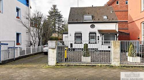  Hausansicht - 6 Zimmer Einfamilienhaus zum Kaufen in Düsseldorf Benrath