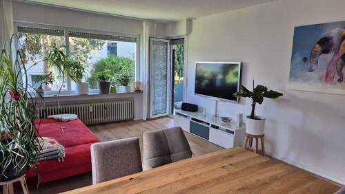 Wohnbereich mit Balkonzugang - 3 Zimmer Etagenwohnung in Stuttgart