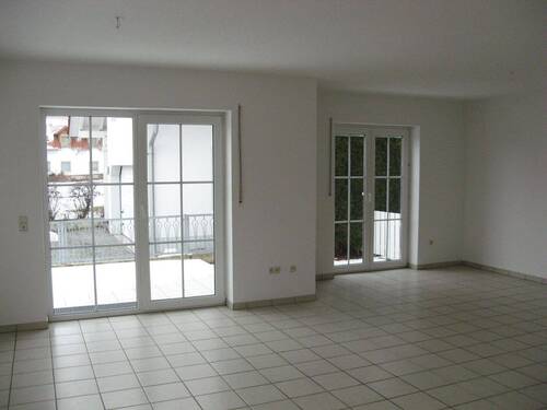 Wohnzimmer mit Zugang zur Terrasse - 6 Zimmer Doppelhaushälfte in Oberschneiding