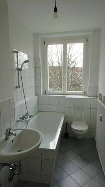 Bad - 2 Zimmer Etagenwohnung zur Miete in Dessau-Roßlau