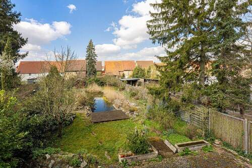 Ausblick aus dem 1. Obergeschoss auf den Garten mit Schwimmteich - 