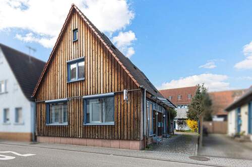 Außenansicht Haus mit drei Einheiten - Architektonisches Unikat mit Geschichte, Gartenidylle und Zukunftspotenzial - Wohnen und Gewerbe