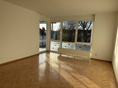 Wohnzimmer mit Durchgang zum Balkon - 