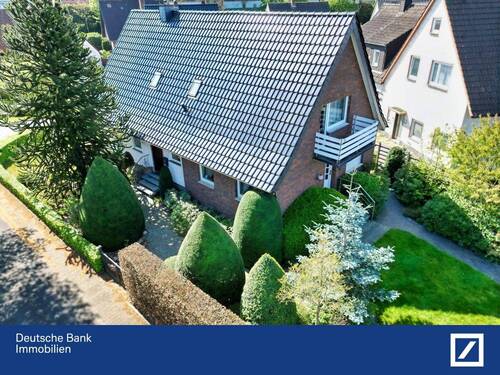 Seitenansicht - Großzügiges Einfamilienhaus mit Anliegerwohnung und Doppelgarage - mit großem Grünstück!